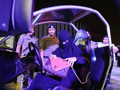 Une Saoudienne prend place à bord d'un simulateur de conduite dans une auto-école de Riyad, le 21 juin 2018 - FAYEZ NURELDINE [AFP/Archives]