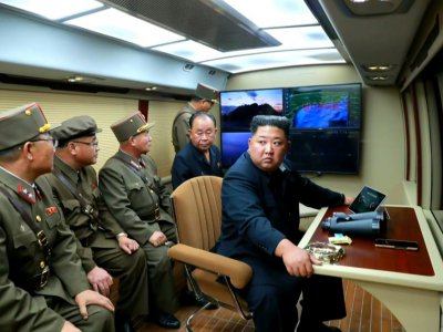 Capture d'écran de la chaîne nord-coréenne KCTV montrant le leader nord-coréen Kim Jong Un lors d'un tir de missiles balistiques, le 31 juillet 2019 dans un endroit non précisé - Handout [KCTV/AFP/Archives]