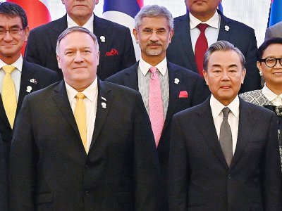 Le secrétaire d'Etat américain Mike Pompeo (g) et le ministre chinois des Affaires étrangères Wang Yi (d), lors d'une photo de famille au sommet de l'Asean, le 2 août 2019 à Bangkok - Romeo GACAD [AFP]