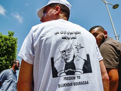 Un manifestant porte un T-shirt demandant la libération de Lakhdar Bouregaa, le 10 juillet 2019 à Alger - RYAD KRAMDI [AFP/Archives]