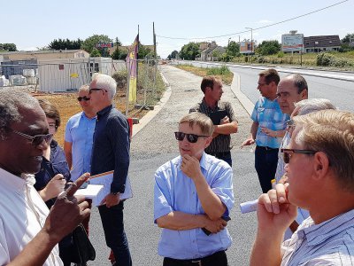 Les élus de la CUA en visite avec le député sur le site du chantier. - Eric Mas