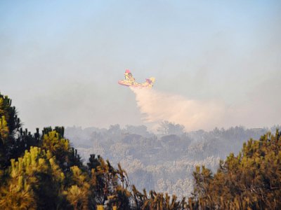 Un canadair laisse tomber de l'eau sur un incendie près de Générac (Gard), le 2 août 2019 - Pascal GUYOT [AFP]