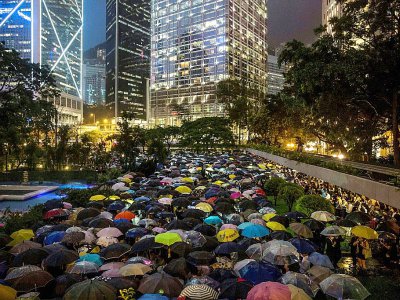 Des employés de banques et de sociétés financières à Hong Kong manifestent pour soutenir les rassemblements pro-démocratie dans le territoire, le 1er août 2019 - ISAAC LAWRENCE [AFP]
