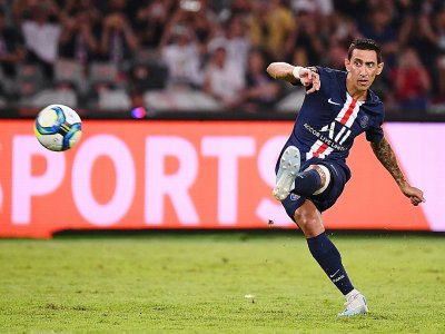 Le milieu argentin du Paris Saint-Germain Angel Di Maria tirant son coup franc victorieux, lors du Trophée des champions contre Rennes(2-1), le 3 août à Shenzhen en Chine - FRANCK FIFE [AFP]