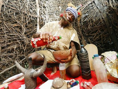 Préparation d'une potion d'herbes rituelle dans le village de Magbumoh en Sierra Leone le 1er décembre 2018 - LYNN ROSSI [AFP]