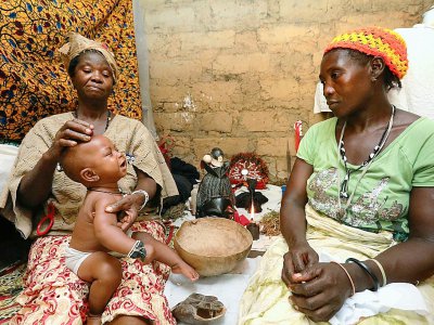 Bénédiction rituelle d'un enfant malade dans le village de Matru, en Sierra Leone, le 4 décembre 2018 - LYNN ROSSI [AFP]