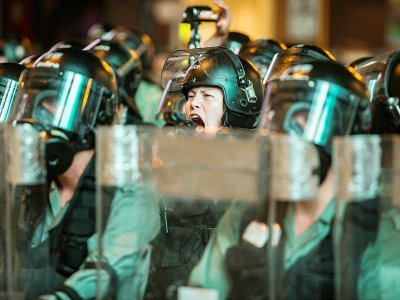 Police anti-émeutes dans le district de Mong Kok, à Hong Kong, le 3 août 2019, lors d'une nouvelle manifestation des prodémocratie - ISAAC LAWRENCE [AFP]