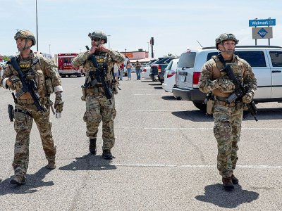 Des policiers d'élite arrivent sur les lieux de la fusillade dans le centre commercial Wal-Mart à El Paso, au Texas, le 3 août 2019 - Joel Angel JUAREZ [AFP]