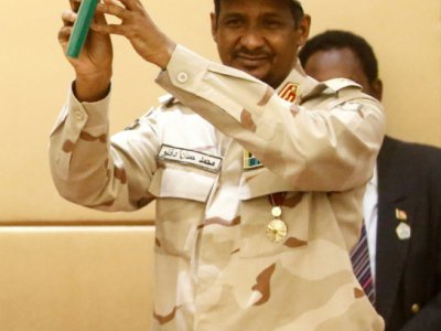 Le général Mohammed Hamadane Daglo brandit la déclaration constitutionnelle le 4 août 2019 à Khartoum - ASHRAF SHAZLY [AFP]