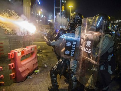 La police lance des gaz lacrymogènes contre des manifestants dans le quartier de Causeway Bay à Hong Kong, le 4 août 2019 - Isaac Lawrence [AFP]