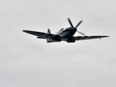 Un avion Spitfire, parti de Portsmourth, le 5 juin 2019 vole en direction de la normandie pour les commémoration du 75e anniversaire du D-Day - Ben STANSALL [AFP/Archives]