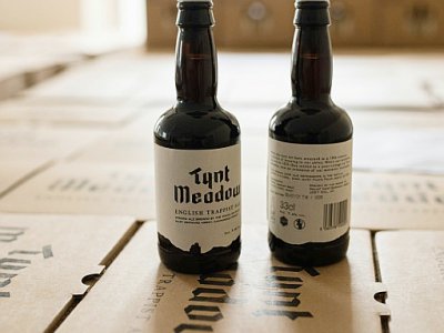 Des bouteilles de bière  "Tynt Meadow" produite au monastère de l'ababye du Mont-Saint-Bernard, le 17 juillet 2019 - OLI SCARFF [AFP]