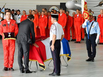 Le ministre de l'Intérieur Christophe Castaner remet la Légion d'honneur à Franck Cheneau, le 6 août 2019, à Nîmes. - Pascal GUYOT [AFP]