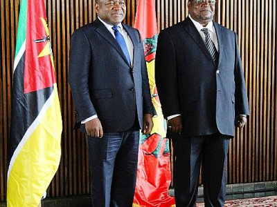 Le président du Mozambique Filipe Nyusi (g) et le leader de la Renamo Ossufo Momade lors d'une rencontre le 27 février 2019 à Maputo - ROBERTO MATCHISSA [AFP/Archives]