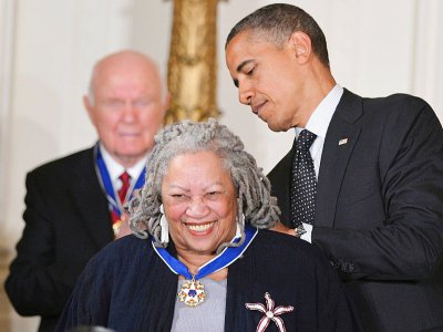 Barack Obama avait décerné la prestigieuse médaille de la Liberté à Toni Morrison lors d'une cérémonie à la Maison Blanche le 29 mai 2012 - Mandel NGAN [AFP/Archives]
