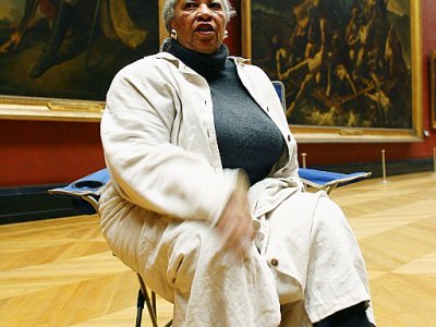 Toni Morrison posant pour une photo le 10 novembre 2006 au musée du Louvre, où elle avait officié comme commissaire d'une exposition. - Thomas COEX [AFP/Archives]