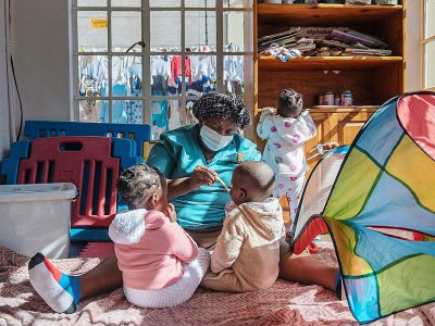 Une nurse s'occupe d'enfants abandonnés à l'orphelinat Door of Hope, le 27 juin 2019 à Johannesburg, en Afrique du sud - Michele Spatari [AFP]