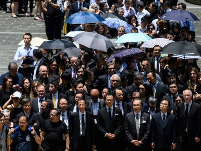Des avocats marchent en silence pour soutenir les manifestants pro-démocratie, le 7 août 2019 à Hong Kong - Philip FONG [AFP]