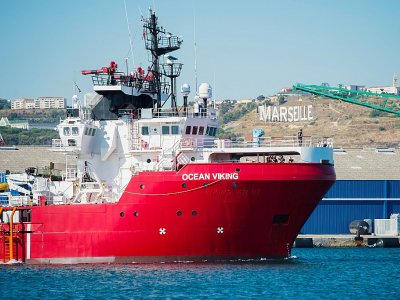 Le bateau humanitaire Ocean Viking de SOS Méditerranée et Médecins sans Frontières arrive dans le port de Marseille le 29 juillet 2019 - CLEMENT MAHOUDEAU [AFP]