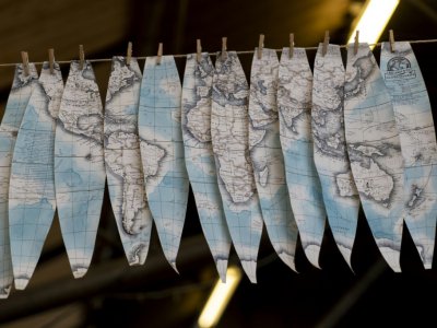 Des cartographies peintes à la main sur des bandes de papier de forme ovale sèchent à l'atelier de Bellerby and Co, le 19 juillet 2019 à Londres - Niklas HALLE'N [AFP]