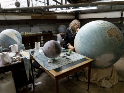 Fabrication d'un globe terrestre dans l'atelier de Bellerby and Co, le 19 juillet 2019 à Londres - Niklas HALLE'N [AFP]