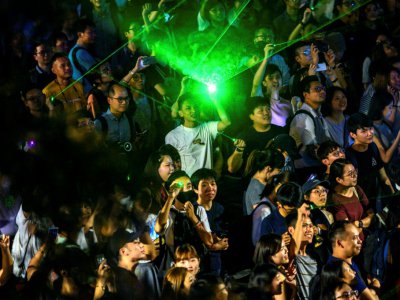 Des manifestants rassemblés pour un "spectacle laser", le 7 août 2019 à Hong Kong - Philip FONG [AFP]