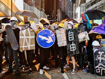 Des manifestants prodémocratie muniss de boucliers bricolés avec des panneaux de signalisation ou des skateboard, le 28 juillet 2019 à Hong Kong - Anthony WALLACE [AFP/Archives]
