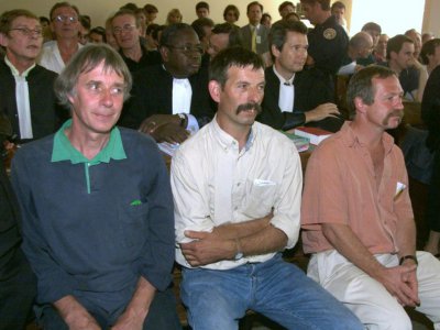 Procès devant le tribunal correctionnel de Millau le 30 juin 2000 de leaders de la Confédération paysanne, dont José Bové (D), pour le démontage d'un McDo en construction à l'été 1999 - JEAN-LOUP GAUTREAU [AFP/Archives]
