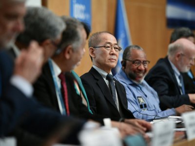 Le président du Giec, Hoesung Lee (c), lors d'une conférence de presse sur le rapport publié par les experts de l'ONU sur le climat, le 8 août 2019 à Genève - FABRICE COFFRINI [AFP]
