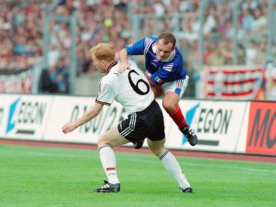 Vincent Guérin (d), alors milieu de l'équipe de France, lors d'un match amical contre l'Allemagne, à Stuttgart, le 1er juin 1996 - BORIS HORVAT [AFP/Archives]