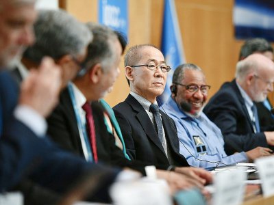 Le président du Giec, Hoesung Lee (c), lors d'une conférence de presse sur le rapport publié par les experts de l'ONU sur le climat, le 8 août 2019 à Genève - FABRICE COFFRINI [AFP]