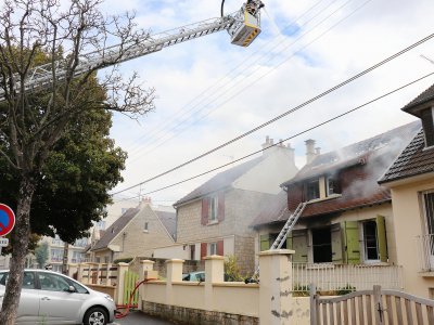 Les flammes menaçaient les maisons voisines. - Célia Caradec