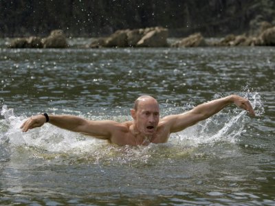 Vladimir Poutine, alors Premier ministre de la Russie, en pleine séance de natation lors de vacances très médiatisées à Kyzyl, dans le sud de la Sibérie, le 5 août 2009 - ALEXEY DRUZHININ [SPUTNIK/AFP/Archives]