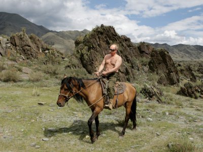 Séance d'équitation pour le Premier ministre russe Vladimir Poutine le 3 août 2009 lors de vacances très médiatisées à Kyzyl, dans le sud de la Sibérie - ALEXEY DRUZHININ [SPUTNIK/AFP/Archives]