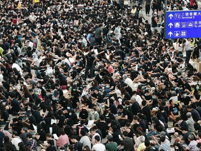Des milliers de manifestants prodémocratie ont entamé vendredi un sit-in à l'aéroport international de Hong Kong, le 9 août 2019 - Anthony WALLACE [AFP]