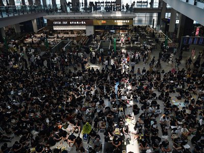 Des milliers de manifestants prodémocratie ont entamé un sit-in à l'aéroport international de Hong Kong le 9 août 2019 - Anthony WALLACE [AFP]
