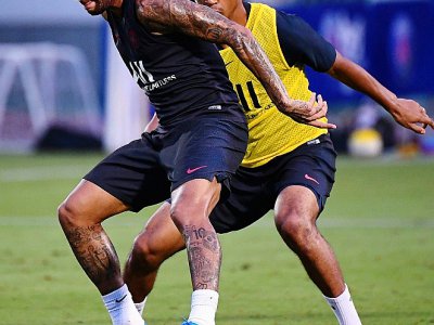 Neymar au duel avec Abdou Diallo lors d'une séance d'entraînement du PSG à Shenzhen, le 1er août 2019 - FRANCK FIFE [AFP/Archives]