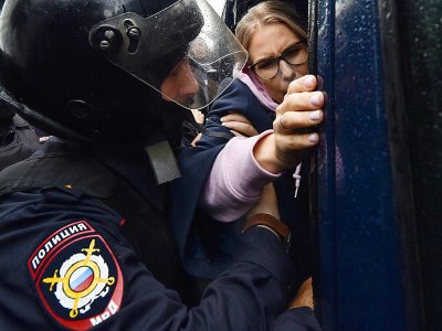 Interpellation de l'opposante Lioubov Sobol lors d'une manifestation interdite à Moscou le 3 août 2019 - Vasily MAXIMOV [AFP/Archives]