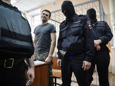 Le militant d'opposition russe Ilya Yashine pendant son procès pour participation à une manifestation non autorisée, le 8 août 2019 à Moscou - Alexander NEMENOV [AFP]