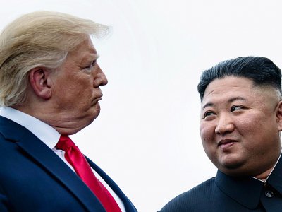 Donald Trump et Kim Jong Un lors de leur dernière rencontre, le 30 juin 2019, dans la zone démilitarisée entre les deux Corées - Brendan Smialowski [AFP/Archives]