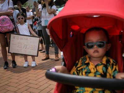 Plusieurs centaines de familles et leurs enfants dans les rues pour manifester leur soutien au mouvement pro-démocratie, le 10 août 2019 à Hong Kong pro-démocratie - VIVEK PRAKASH [AFP]
