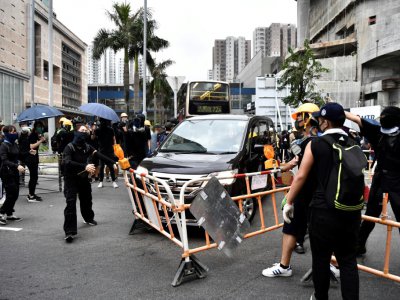 Des manifestants pro-démocratie érigent une barricade le 10 août 2019 à Hong Kong - Anthony WALLACE [AFP]