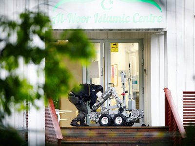 Un policier norvégien manipule un robot après la fusillade dans un mosquée près d'Oslo, à Baerum, le 10 août 2019 - Terje Pedersen [NTB Scanpix/AFP]