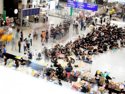 Des manifestants à l'aéroport d'Hong Kong le 11 août 2019 - Manan VATSYAYANA [AFP]