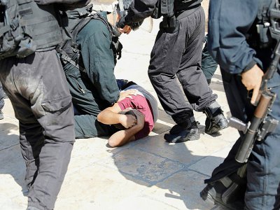 Un Palestinien détenu par les forces de sécurité israéliennes sur l'esplanade des Mosquées à Jérusalem, le 11 août 2019 - Ahmad GHARABLI [AFP]