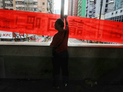 Un manifestant brandit une banderole pro-démocratie le 11 août 2019 à Hong Kong - Vivek Prakash [AFP]