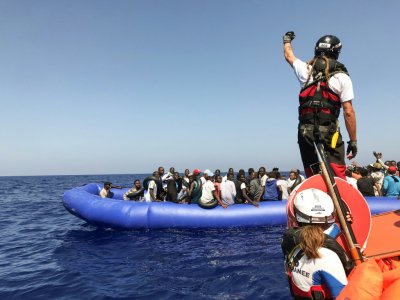 L'Ocean Viking recueille des migrants en Méditerranée, le 11 août 2019 - Anne CHAON [AFP]