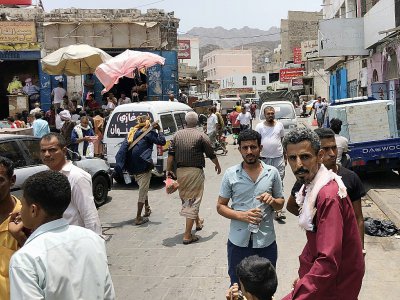 Des Yémenites dans une rue commerçante d'Aden le 11 août 2019 - Nabil HASAN [AFP]