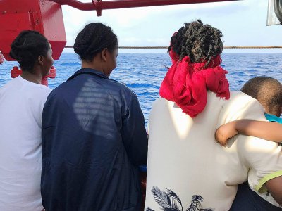 Bintu (g) et son fils, à bord du Ocean Viking, le 10 août 2019 - Anne CHAON [AFP]