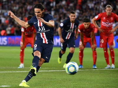 Edinson Cavani ouvre le score sur penalty pour le PSG contre Nîmes, le 11 août 2019 au Parc des Princes - FRANCK FIFE [AFP]